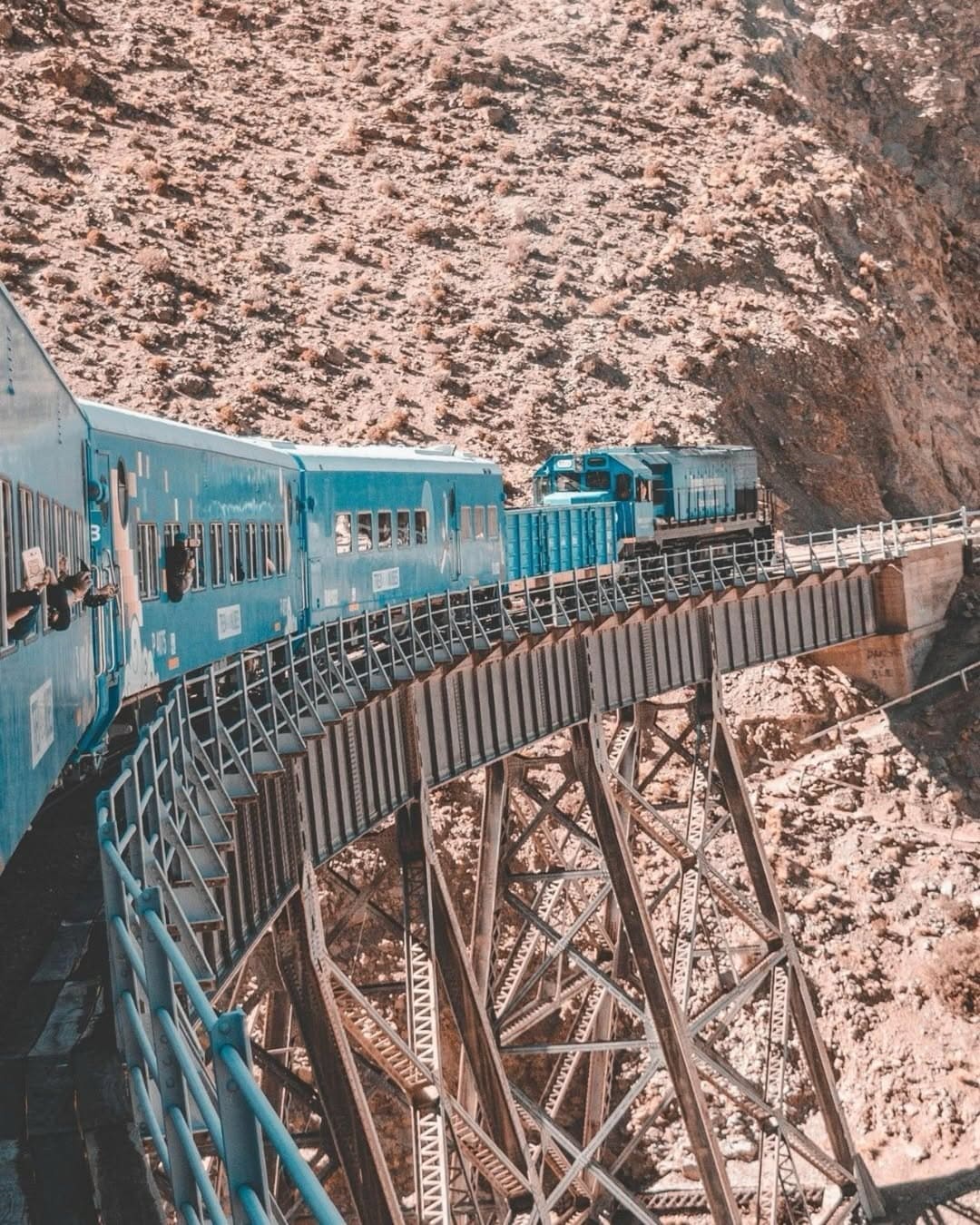 Viajeros en destino de montaña